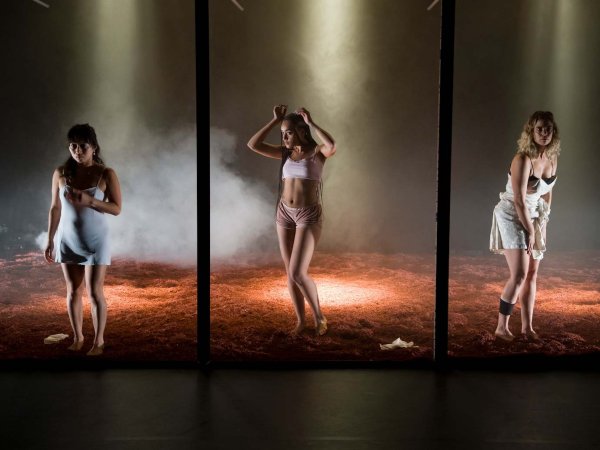 Laura Neyskens & Raphaël Vandeweyer / Inter:Action (Action Zoo Humain) / laGeste - GAZE (foto © Johan Pijpops)