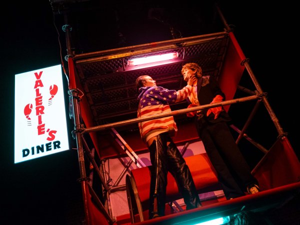 Lieselot Siddiki & Nona Demey Gallagher - Up Your Ass  (foto: Helena Verheye)