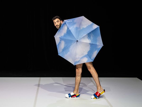 BRONKS & Not Standing / Alexander Vantournhout - Souvenirshop (foto © Bart Grietens)